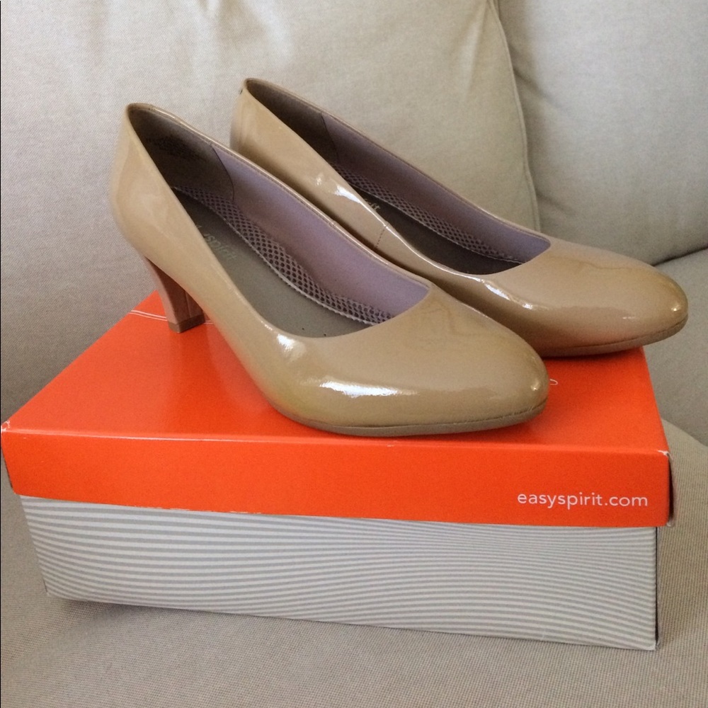 Easy Spirit nude pumps
